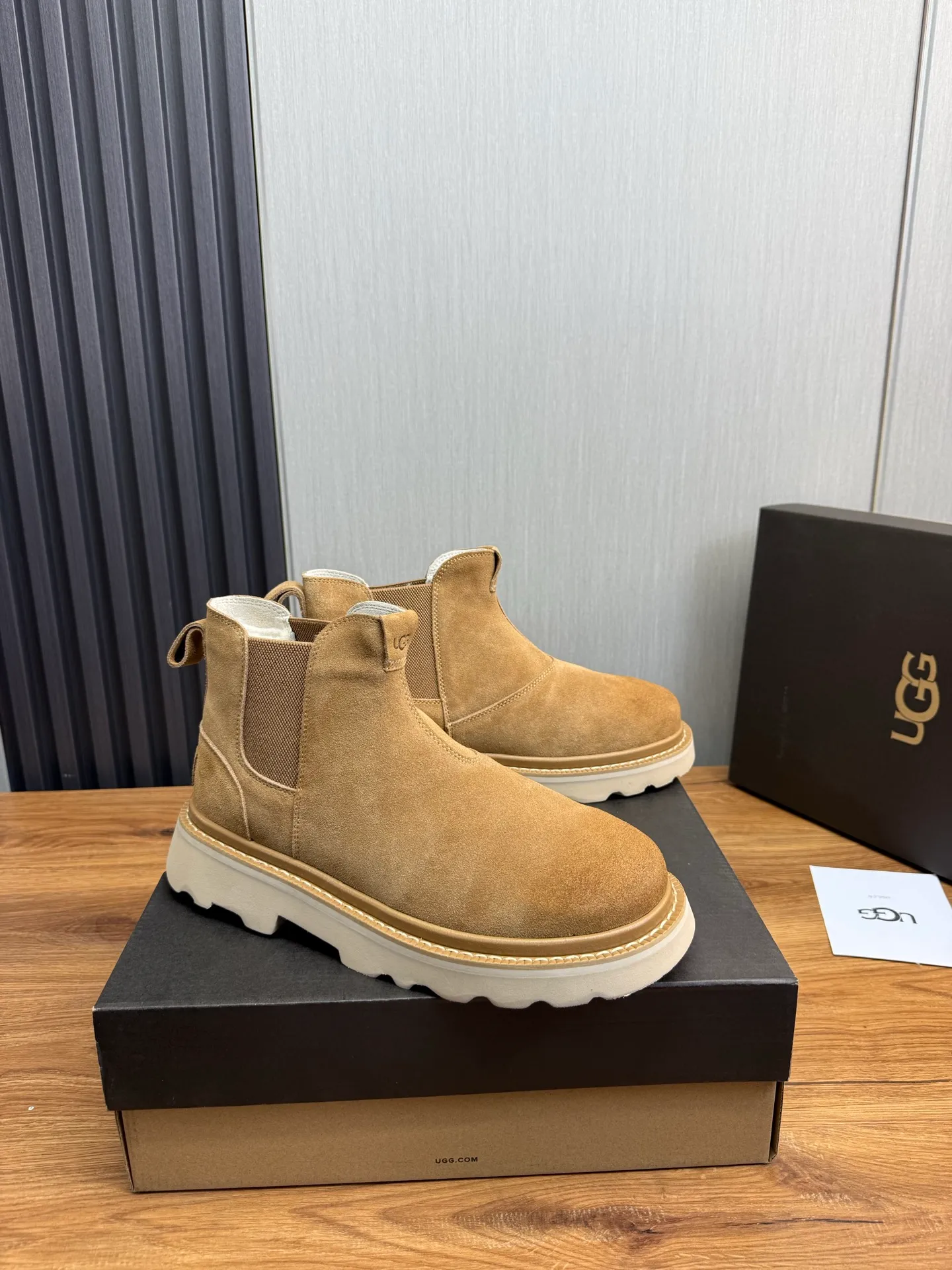 Men's shoes 💰600💰 New UGG fur integrated men's simple and fashionable snow boots. The most worth buying at the end of this year are warm casual shoes. Whether you are out and about at home, their comfortable and warm performance will be your most suitable fashion companion! The material is cowhide upper and imported wool is used inside. Warm and comfortable! The eva+ rubber patch outsole is cushioned, non-slip and wear-resistant, and has good elasticity. It is light and wear-resistant, comfortable and soft, and the new simple cut is more fashionable. It has both practicality and fashion sense, so you no longer have to worry about how to match it in winter, while still maintaining your fashionable taste. High-quality genuine wool. Look at the details for the material! Size: 39-40-41-42-43-44-44 sneaker size